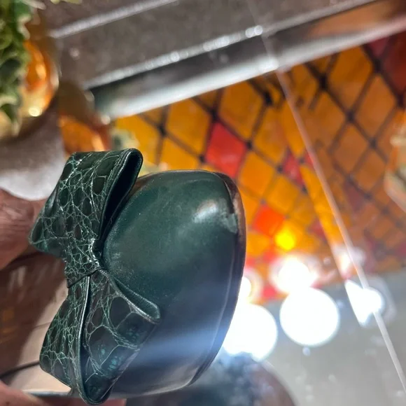 Vintage 1980’s Bruno Magli Size 8 Green Leather Heels with Croc Bow - Picture 14 of 17